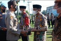 Kapolres Klaten AKBP Edy Suranta Sitepu SIK MH  saat memberikan penghargaan [IST]