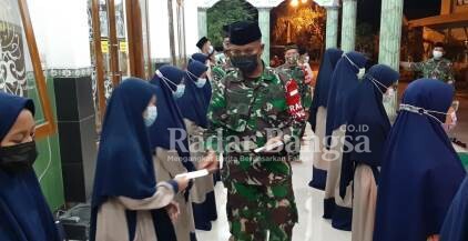 Dandim 0812 Lamongan Letkol Inf Sidik Wiyono memberikan santunan [IST]