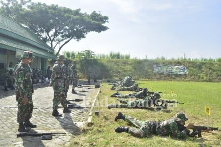 Prajurit Kodim 0812/Lamongan latihan menembak di lapangan tembak  Jotosanur, Kecamatan Tikungan, Kabupaten Lamongan Rabu, (24/03/2021). [IST]
