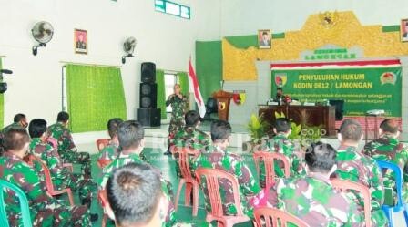 Kepala Hukum Korem (Kakumrem) 082/CPYJ Mayor Chk Yopi Wahyu Susilo, S.H memberikan penyuluhan hukum Kepada anggota Kodim 0812/ Lamongan