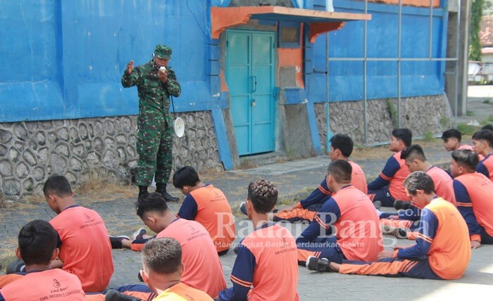 Anggota Kodim 0812/Lamongan Memberikan pelatihan PBB dan materi wawasan kebangsaan kepada 125 siswa SMK NU 2 Lamongan di halaman Kodim 0812 /Lamongan, Senin (22/03/2021) [IST]