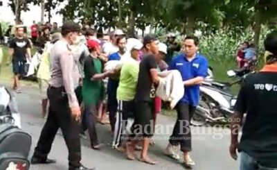 Korban tenggelan saat di evakuasi warga bersam Polsek Mantup dan koramil 0812/09  Mantup. [IST]