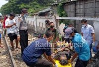  Petugas saat sedang mengevakuasi korban di bawa ke rumah sakit. (Ist)