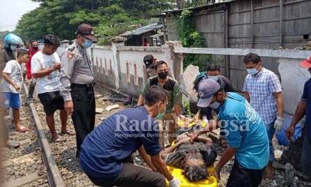  Petugas saat sedang mengevakuasi korban di bawa ke rumah sakit. (Ist)