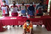 Tersangka pencabulan anak di bawah umur saat press riiis di polres Lamongan, Selasa (30/03) [IST]