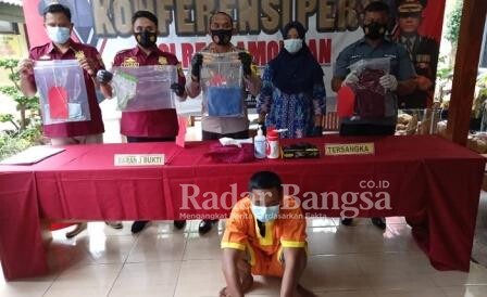 Tersangka pencabulan anak di bawah umur saat press riiis di polres Lamongan, Selasa (30/03) [IST]