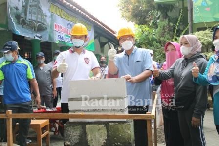  Bupati Yuhronur kemudian menuju SMPN 2 Lamongan untuk melakukan peletakan batu pertama pembangunan musholla Nurul Iman [IST]