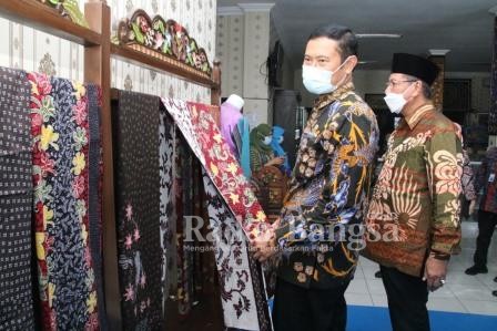 Bupati Yuhronur Efendi saat melihat batik khas Lamongan yang Istimewa dan keren [IST]