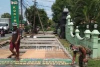 Komandan Satuan Komandan Kodim 0812 Lamongan Letkol Inf Sidik wiyono, melaksanakan perbaikan pangkalan dilingkungan Makodim Lamongan [Pendim0812/Lamongan]