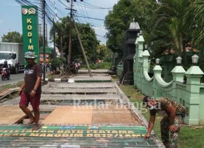 Komandan Satuan Komandan Kodim 0812 Lamongan Letkol Inf Sidik wiyono, melaksanakan perbaikan pangkalan dilingkungan Makodim Lamongan [Pendim0812/Lamongan]