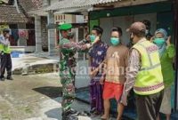 Anggota TNI-Polri  saat bagikan Masker [IST]