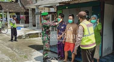 Anggota TNI-Polri  saat bagikan Masker [IST]