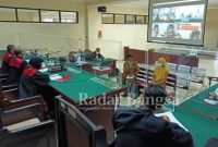 Saat sidang berlangsung di pimpin Majelis Hakim, Hakim ketua I Ketut Suarta, SH., MH. Panitera Bulhar Dias Suroyo, SH., MH., dan Panitera Andis Hery Marsudi, SH., dengan Jaksa Penuntut Umum (JPU) Nizar, SH., MH. [IST]
