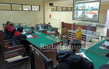 Saat sidang berlangsung di pimpin Majelis Hakim, Hakim ketua I Ketut Suarta, SH., MH. Panitera Bulhar Dias Suroyo, SH., MH., dan Panitera Andis Hery Marsudi, SH., dengan Jaksa Penuntut Umum (JPU) Nizar, SH., MH. [IST]
