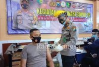 ASN hingga PHL Polres Lamongan mengikuti Vaksin Covid-19 tahap pertama digelar pada Senin pagi, (01/03)  bertempat di Gedung SKJ Polres Lamongan [IST]