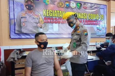 ASN hingga PHL Polres Lamongan mengikuti Vaksin Covid-19 tahap pertama digelar pada Senin pagi, (01/03)  bertempat di Gedung SKJ Polres Lamongan [IST]