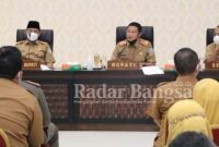 (Tengah) Bupati Lamongan terpilih Yuhronur Efendi memimpin apel hari pertama kerja di halaman Gedung Pemkab Lamongan, Senin (01/03/2021) [IST]