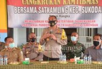 Kapolres Lamongan AKBP. Miko Indrayana, S.I.K., bersama Satkamling kecamatan Sukodadi melakukan Cangkrukan Kamtibmas bertempat di Balai Desa Sumberaji Kecamatan Sukodadi Kabupaten Lamongan pada Selasa, (09/03/2021) [HMS]