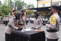 Kapolres Lamongan AKBP Miko Indrayana, S.I.K. saat pimpin upacara sertijab di halaman Mako Polres Lamongan [HMS]