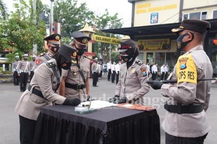 Kapolres Lamongan AKBP Miko Indrayana, S.I.K. saat pimpin upacara sertijab di halaman Mako Polres Lamongan [HMS]