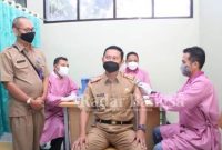  Bupati Yuhronur Efendi menerima dosis vaksin Coronavac pertama, Senin (01/03/2021) di SMPN 1 Lamongan [IST]