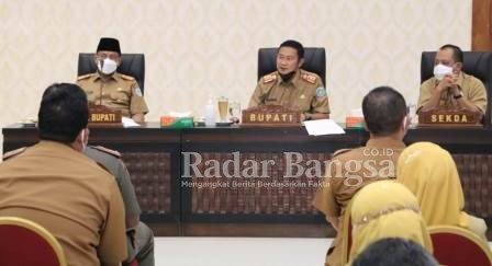 (Tengah) Bupati Lamongan terpilih Yuhronur Efendi memimpin apel hari pertama kerja di halaman Gedung Pemkab Lamongan, Senin (01/03/2021) [IST]