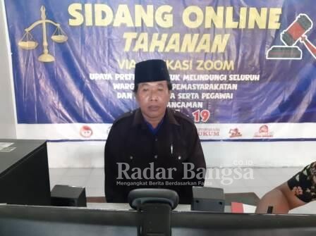 Mantan Kades Lamongan saat ikuti sidang via online [IST]