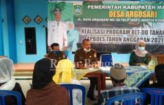 Pencairan Bantuan Sosial Tunai (BST) tahun anggaran 2021 Masyarakat desa Argosari Kecamatan Jabung Kabupaten Malang, Menyambut dengan suka ria dikantor Balai desa yang disaksikan Langsung Sekdes Supriadi. [IST]