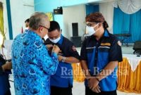 Pemasangan PIN Karang Taruna kepada Ketua terpilih MULYANA. S. IP oleh Plt. Camat Kecamatan Leles dalam pengukuhan pengurus Karang Taruna Kecamatan Leles periode 2021 - 2026 [AEN]