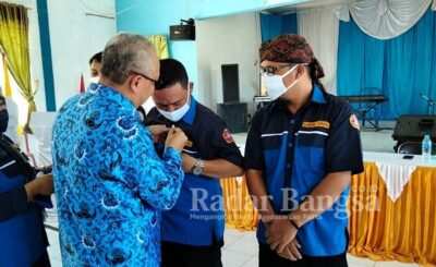 Pemasangan PIN Karang Taruna kepada Ketua terpilih MULYANA. S. IP oleh Plt. Camat Kecamatan Leles dalam pengukuhan pengurus Karang Taruna Kecamatan Leles periode 2021 - 2026 [AEN]