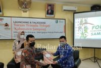  Aditya Januar P (seragam katar) saat menerima Penghargaan sebagai Pemuda Pelopor bidang SDA dan Lingkungan tahun 2021 [IST]
