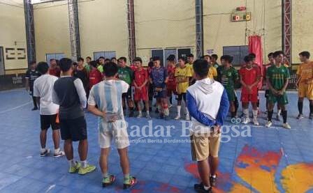 Seleksi pemain Futsal oleh Asosiasi Futsal Kabupaten Sampang di Lapangan Futsal jalan Pahlawan [her/RadarBangsa.co.id]