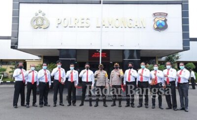 Kapolres Lamongan AKBP Miko Indrayana, S.I.K. yang didampingi Kasat Reskrim Polres Lamongan AKP Yohan Septi Hendri, S.I.K, saat foto bersama anggota Satreskrim di depan Makopolres