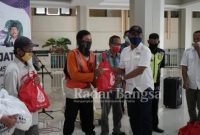 Wakil Ketua Bidang organisasi, Sokip.SH.MH. saat membagikan Bantuan.[SMSI group]