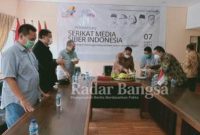 Ketua Umum Serikat Media Siber Indonesia (SMSI) Firdaus saat potong tumpeng. [SMSI group]