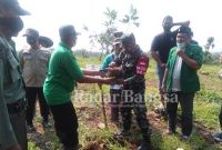 Babinsa Desa Tebluru dari Koramil 0812/23 Solokuro Serda Eka, dan Bhabinkamtibmas dan para Pemuda ansor beserta perangkat desa Tebluru melakukan aksi tanam 1000 pohon yang bertempat di Desa Tebluru  [IST]