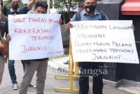 Awak media saat melakukan aksi damai kecam penganiayaan terhadap jurnalis, Senin (29/03) [ist]