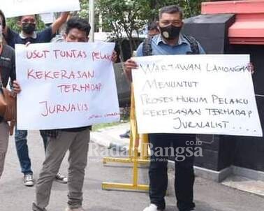 Awak media saat melakukan aksi damai kecam penganiayaan terhadap jurnalis, Senin (29/03) [ist]