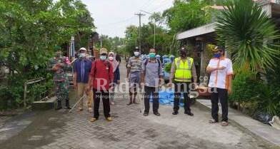 Serda Wahib bersama Babinkamtibmas dan Pemerintah Desa dan Tim Posko PPKM Mikro Penanganan Covid-19. Jumat (12/03/2021), melaksanakan penyemprotan Disinfektan [IST]