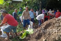 Warga masyarakat Desa Banyakan dengan kompak melakukan kerja bakti
