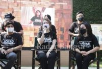 Arbani Yasiz, Lesley Simpson, Country Manager WeTV dan iflix Indonesia, Prilly Latuconsina saat konferensi pers WeTV Original -Ustad Milenial