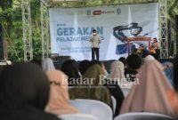 Wakil Bupati Sugirah meresmikan gerakan pelajar menulis, di hutan wisata de Djawatan, Kecamatan Cluring, Sabtu (10/4/2021) [IST]