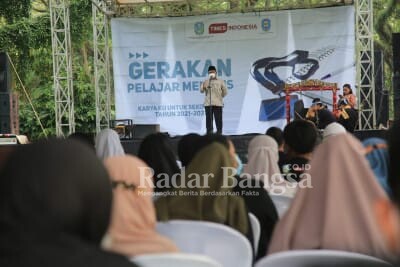 Wakil Bupati Sugirah meresmikan gerakan pelajar menulis, di hutan wisata de Djawatan, Kecamatan Cluring, Sabtu (10/4/2021) [IST]