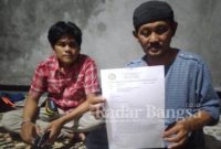 Surono BPD (Kanan) dan Ketua KARTAR Desa Anggaswangi Saat tunjukkan Bukti Surat Pengaduan ke Bupati Sidoarjo [Aries/RadarBangsa.comid ]