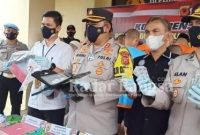 Jumpa Pers atas penangkapan salah seorang oknum Kepala desa dan Kepala MTs di Cianjur serta mengankan ratusan botol miras ilegal [HMS]