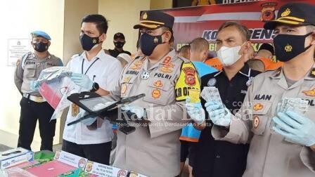 Jumpa Pers atas penangkapan salah seorang oknum Kepala desa dan Kepala MTs di Cianjur serta mengankan ratusan botol miras ilegal [HMS]