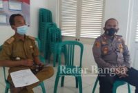 Kapolsek Cidaun, Kabupaten Cianjur, Provinsi Jawa Barat, AKP MARDI, SH bersama Camat Kecamatan Cidaun HERLAN ISKANDAR. S.IP mengikuti zoom meeting tentang Rapat Evaluasi Penanganan Covid-19 serta Persiapan Ramadhan 1442 Hijriyah, di kantor Camat Cidaun [IST]