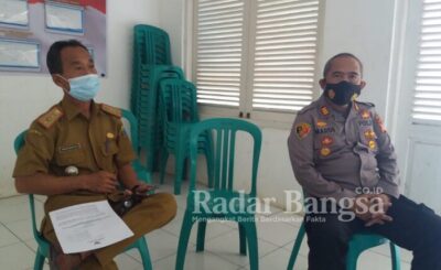 Kapolsek Cidaun, Kabupaten Cianjur, Provinsi Jawa Barat, AKP MARDI, SH bersama Camat Kecamatan Cidaun HERLAN ISKANDAR. S.IP mengikuti zoom meeting tentang Rapat Evaluasi Penanganan Covid-19 serta Persiapan Ramadhan 1442 Hijriyah, di kantor Camat Cidaun [IST]