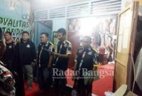 Ketua Dewan Pimpinan Distrik LSM GMBI Kabupaten Indramayu Ono Cahyono saat melantik Ketua KSM Kecamatan Kroya yang baru [JAY]