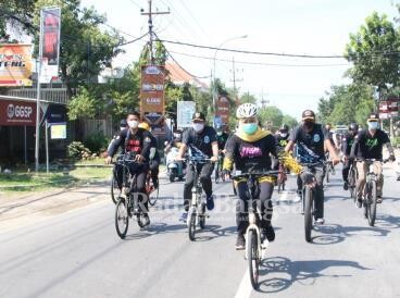 Gubernur Jawa Timur Khofifah Indar Parawansa, melakukan gowes di Lamongan [IST]